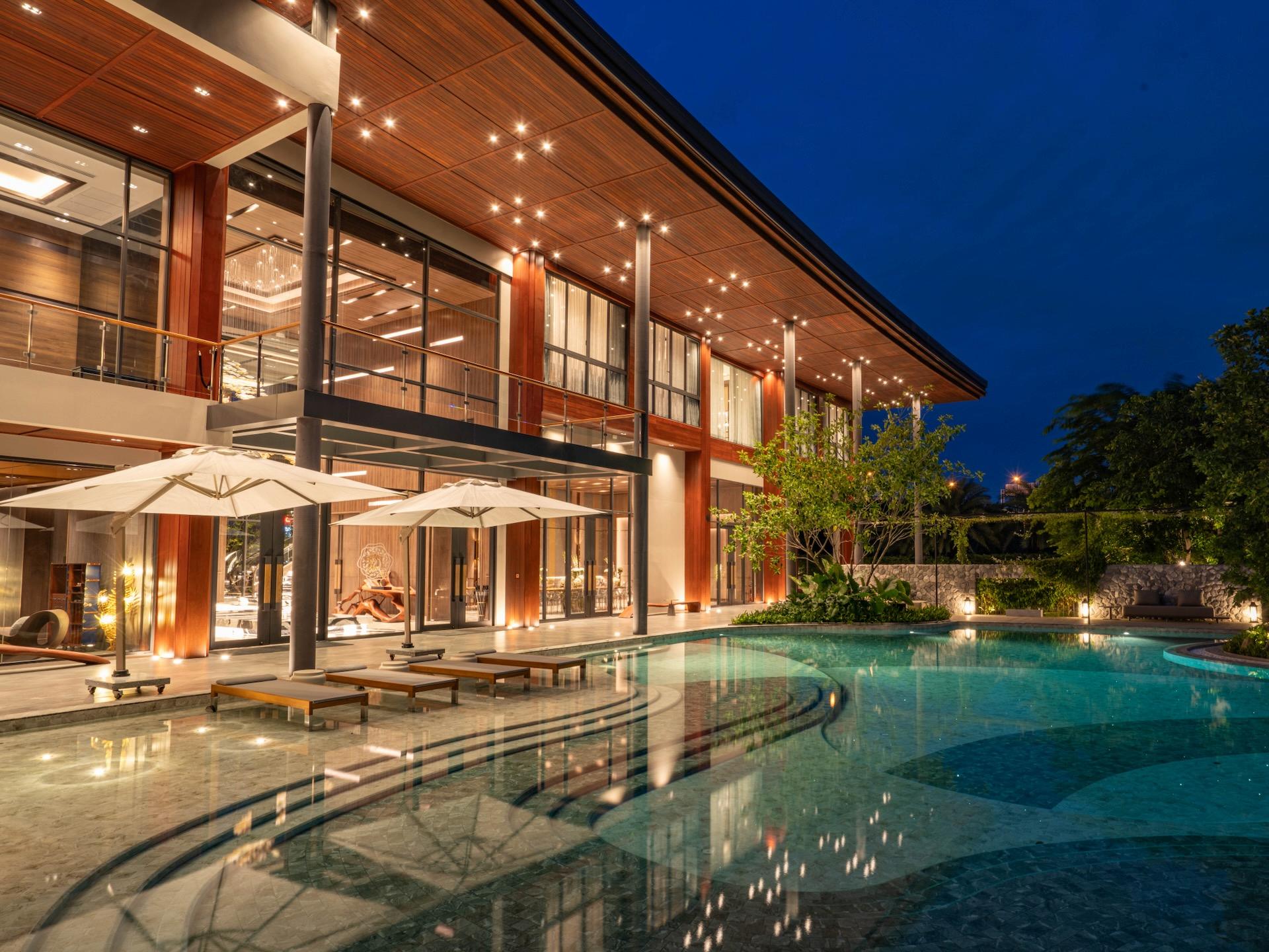 ภาพถ่ายด้านนอกอาคารโครงการจินดาสุข เวลากลางคืน สวยงามมาก