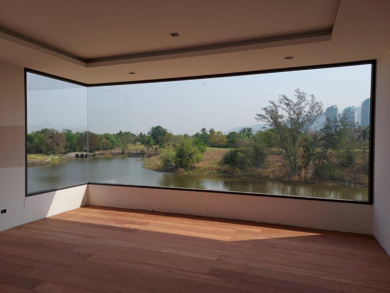 ภาพบานกระทุ้ง